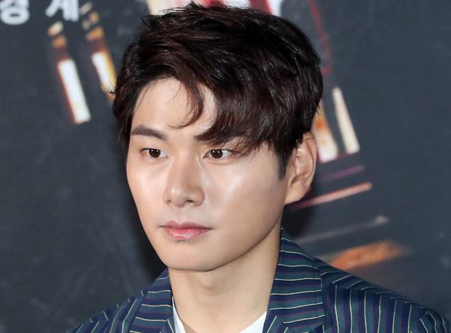 배우 이이경의 사생활을 둘러싼 루머가 ‘인공지능(AI) 조작’으로 밝혀진 가운데 해당 글을 작성한 A씨가 사과문 작성 후 계정을 비활성화 시켰다가 재차 글을 올렸다.사진은 지난 2018년 6월  서울 건대 롯데시네마에서 열린 영화 ‘더 펜션’ 언론 시사회에 참석한 배우 이이경. /사진=뉴스1