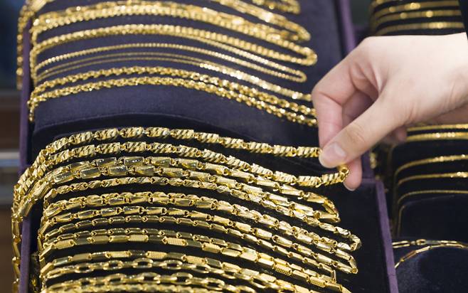 금 ETF 투자 수요가 늘고 있는 가운데 '김치 프리미엄'을 살펴봐야 한다는 조언이 나온다. 사진은 지난 14일 서울 종로구 골드팡 금거래소. /사진=뉴시스