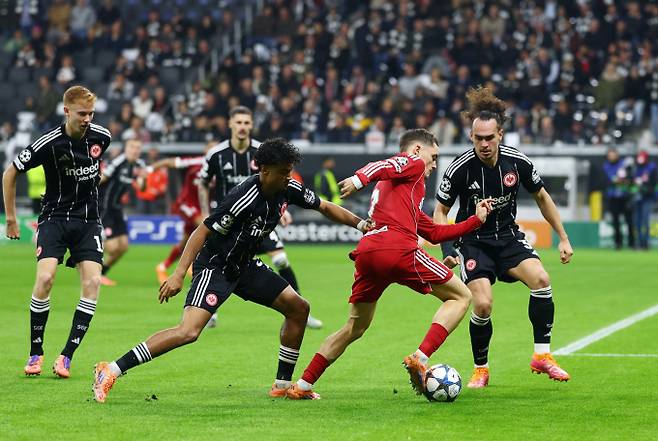 리버풀이 프랑크푸르트를 꺾고 공식전 4연패를 깨는데 성공했다. 사진은 23일(한국시각) 독일 프랑크푸르트 슈타디온에서 열린 2025-26시즌 유럽축구연맹 챔피언스리그 리그페이즈 3차전 원정경기에 출전한 플로리안 비르츠의 모습. /사진=로이터