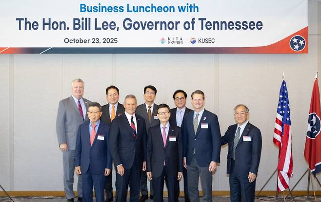 23일 서울 강남구 그랜드인터컨티넨탈 호텔에서 열린 '미 테네시 주지사 초청 무역업계 간담회'에 참석한 주요 인사들이 기념사진을 촬영하고 있다. 앞줄 왼쪽부터 메타바이오메드 오석송 회장, 빌 리 테네시 주지사, 한국무역협회 윤진식 회장, 스튜어트 맥호터 테네시 부지사 겸 상무장관, 와이지-원 송호근 회장./사진=뉴스1(무역협회 제공)