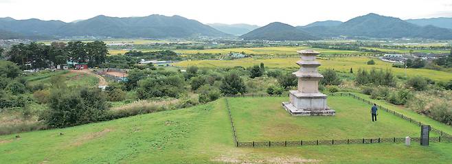 경주 남산의 서쪽 기슭에 창림사지 삼층석탑이 있다. 경주 남산에 남아 있는 석탑 중 가장 큰 탑이다. 탑은 사라진 절터의 동쪽 끝 가장 높은 자리에서 경주의 들녘을 굽어보고 있다. 이곳은 뉘엿뉘엿 해질 때의 분위기가 가장 좋다. 노을 무렵이면 석탑 뒤쪽의 하늘이 붉고 노랗게 물든다.