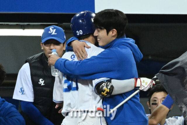 22일 대구 삼성라이온즈파크에서 열린 '2025 신한 SOL BANK KBO 포스트 시즌' 삼성 라이온즈와 한화 이글스 플레이오프(PO) 4차전 경기. 삼성 김영웅이 7회말 1사 1-2루에 역전 3점 홈런을 친 후 선발 원태인과 함께 기뻐하고 있다. 김영웅은 앞선 타석에서 동점 3점 홈런을 기록했다./대구=한혁승 기자