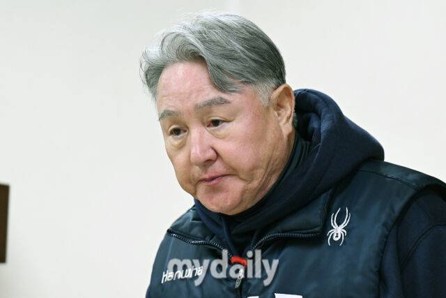 22일 대구 삼성라이온즈파크에서 열린 '2025 신한 SOL BANK KBO 포스트 시즌' 삼성 라이온즈와 한화 이글스 플레오이프(PO) 4차전 경기. 한화 김경문 감독이 경기 전 인터뷰에 참석하고 있다./마이데일리