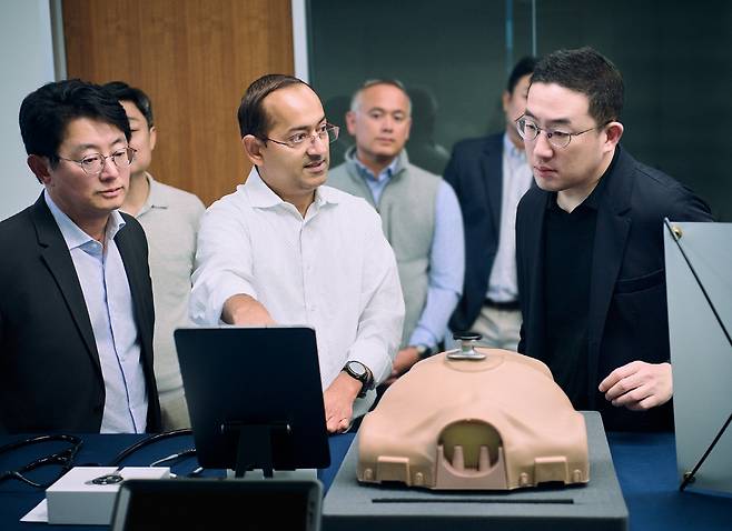 구광모(오른쪽) LG그룹 회장이 지난해 6월 미국 실리콘밸리에 있는 LG테크놀로지벤처스에 방문해 LG테크놀로지벤처스가 투자한 주요 스타트업의 기술을 살펴보는 모습  [LG 제공]