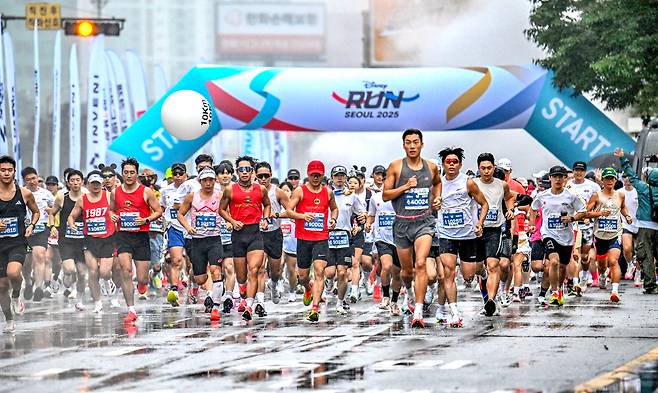 11일 오전 서울 여의도공원에서 열린 ‘디즈니런 서울 2025’에서 참가자들이 코스를 힘차게 출발하고 있다. 이번 행사는 스포츠 이벤트를 넘어, 남녀노소 누구나 디즈니의 브랜드와 스토리를 체험할 수 있는 도심 속 축제로 기획됐으며, 3km, 10km 두 가지 코스를 약 1만 5000명의 참가자들이 달렸다. 임세준 기자