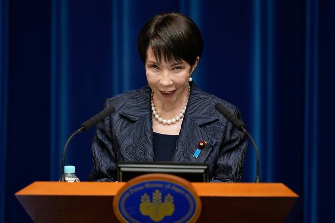 지난 21일(현지시간) 일본 도쿄 총리실에서 열린 기자회견에서 다카이치 사나에 일본 총리가 연설하고 있다. [EPA]