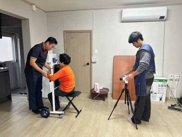 울릉군 보건의료원이 이동식 엑스레이 장비를 활용한 흉부 X-선 촬영과 실시간 원격 판독 방식으로 찾아가는 결핵검진사업’을 실시했다.[울릉군 보간의료원 제공]