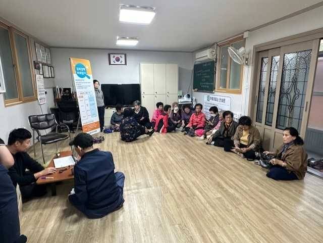 울릉군 보건의료원이 이동식 엑스레이 장비를 활용한 흉부 X-선 촬영과 실시간 원격 판독 방식으로 찾아가는 결핵검진사업’을 실시했다.[울릉군 보간의료원 제공]