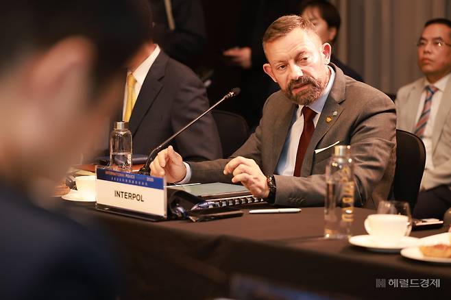 시릴 구트 인터폴 치안서비스사무차장은 23일 열린 국제공조협의체 발족식에서 “스캠단지에 대응하기 위해 참여 기관들 간 조율에 앞장설 것”이라며 “한국 경찰청과 협력해 전 세계 스캠범죄에 강력히 대응할 것”이라고 밝혔다. [경찰청 제공]
