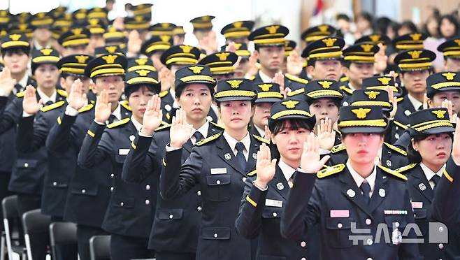 [용인=뉴시스] 신임 소방공무원들. 2023.12.28. jtk@newsis.com **위 사진은 기사 내용과 무관합니다.