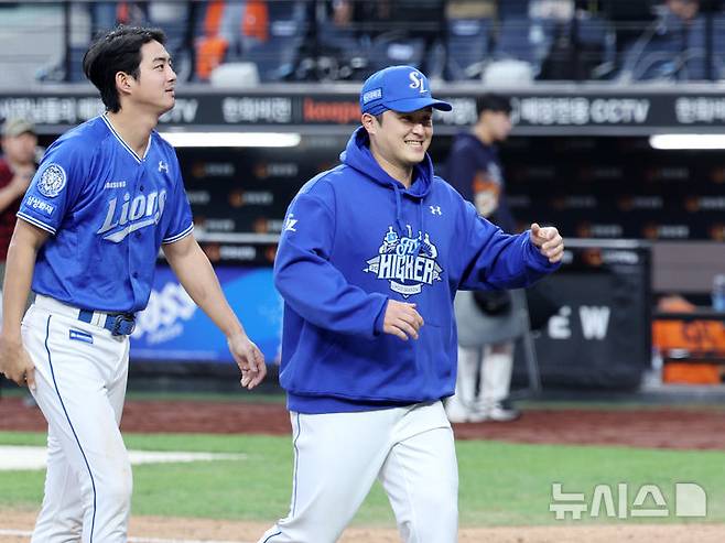 [대전=뉴시스] 김진아 기자 = 19일 대전 중구 한화생명볼파크에서 열린 2025 KBO 포스트시즌 플레이오프 2차전 삼성 라이온즈와 한화 이글스의 경기, 7-3으로 승리하자 최원태 등 삼성 선수들이 기뻐하고 있다. 2025.10.19. bluesoda@newsis.com