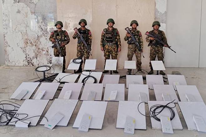 [미야와디=AP/뉴시스] 23일(현지시간) NBC뉴스에 따르면 스페이스X의 로런 드라이어 사업운영 담당 부사장은 X(옛 트위터)를 통해 "의심되는 '사기 센터(Scam Centers)' 인근에서 2500개 이상의 스타링크 단말기를 직접 확인해 비활성화했다"고 밝혔다. 사진은 미얀마 군부가 19일(현지 시간) 제공한 사진에서 군인들이 카렌주 미야와디 마을 KK 파크에서 온라인 사기 범죄 단속을 벌여 압수한 스타링크 수신기 장비를 진열해 보여주고 있다. 2025.10.23.