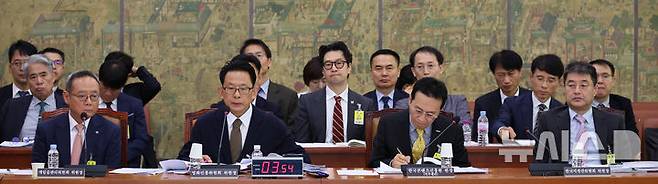 [서울=뉴시스] 김금보 기자 = 서태건(왼쪽부터) 게임물관리위원회 위원장, 한상준 영화진흥위원회 위원장, 유현석 한국콘텐츠진흥원장 직무대리, 강석원 한국저작권위원회 위원장이 23일 서울 여의도 국회에서 열린 문화체육관광위원회 국정감사에 출석해 있다. 2025.10.23. kgb@newsis.com