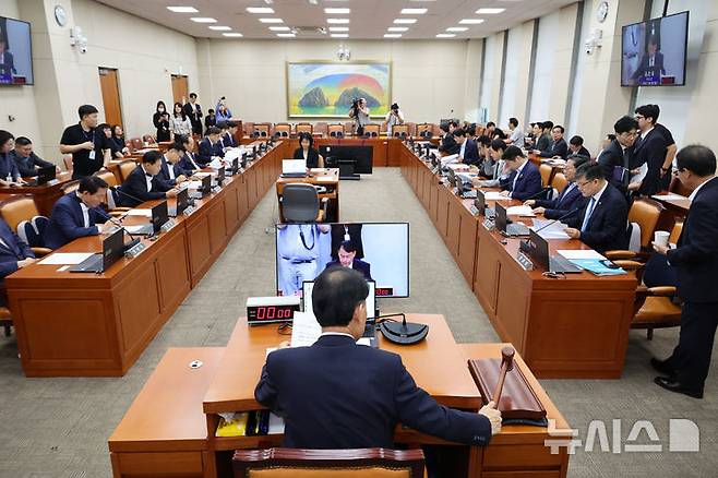 [서울=뉴시스] 김금보 기자 = 윤한홍 국회 정무위원회 위원장이 서울 여의도 국회에서 열린 정무위원회 전체회의에서 의사봉을 두드리고 있다. 2025.09.29. (자료사진)kgb@newsis.com