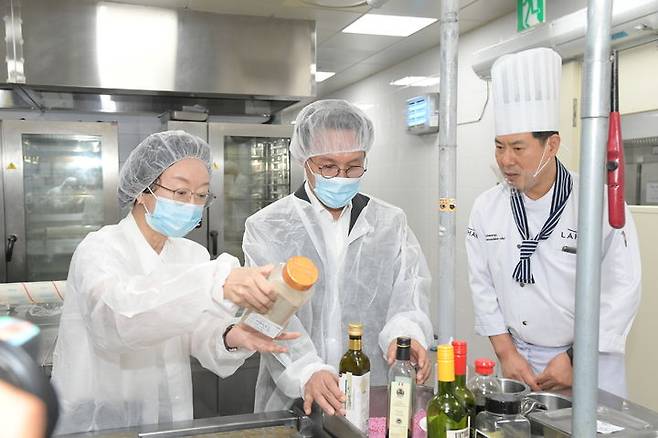 [서울=뉴시스] 식품의약품안전처는 오유경 처장과 경주에서 열리는 ‘APEC 2025 정상회의’가 성공적으로 개최될 수 있도록 김민석 국무총리와 함께식음료 안전관리 상황을 살피고 조리시설 관계자 등에게 철저한 위생·안전관리를 당부했다고 밝혔다. (사진=식약처 제공) 2025.10.23. photo@newsis.com *재판매 및 DB 금지