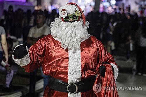 베네수엘라에 등장한 '10월의 산타' [EPA 연합뉴스]
