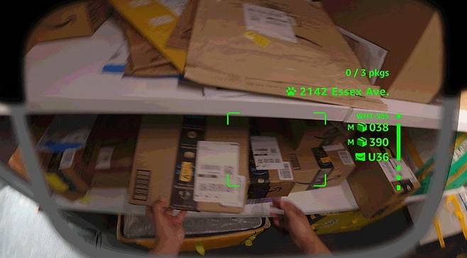'스마트 안경'을 활용해 소포를 스캔하고 찾는 모습 [아마존 제공]