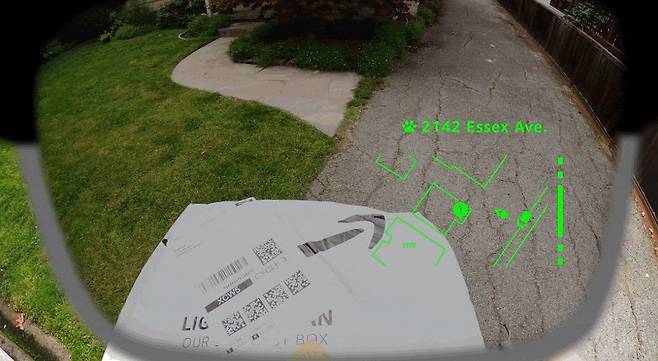 '스마트 안경'의 길 안내를 받고 있는 모습 [아마존 제공]