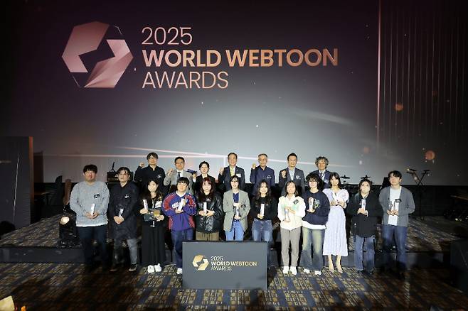 롯데시네마 월드타워점 8관에서 열린 '2025 월드 웹툰 어워즈' 시상식에서 수상자들이 기념촬영을 하고 있다. 문체부 제공