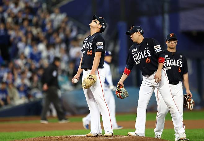 22일 대구 삼성 라이온즈 파크에서 열린 2025 KBO 포스트 시즌 플레이오프 한화 이글스 대 삼성 라이온즈 4차전. 6회 말 4실점한 한화 투수 김서현이 아쉬운 표정을 짓고 있다. 연합뉴스