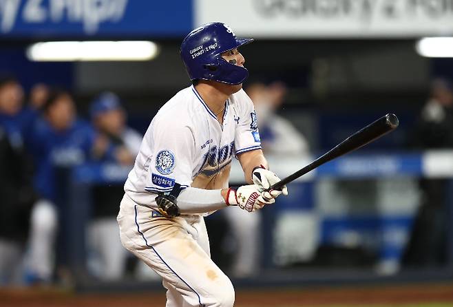 22일 대구 삼성 라이온즈 파크에서 열린 2025 KBO 포스트 시즌 플레이오프 한화 이글스 대 삼성 라이온즈 4차전. 6회 말 1사 1, 3루 때 삼성 김영웅이 3점 홈런을 치고 있다. 연합뉴스