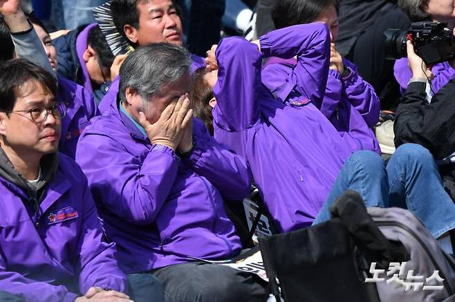 '윤석열 파면' 소식에 눈물 보이는 이태원 참사 유가족. 류영주 기자