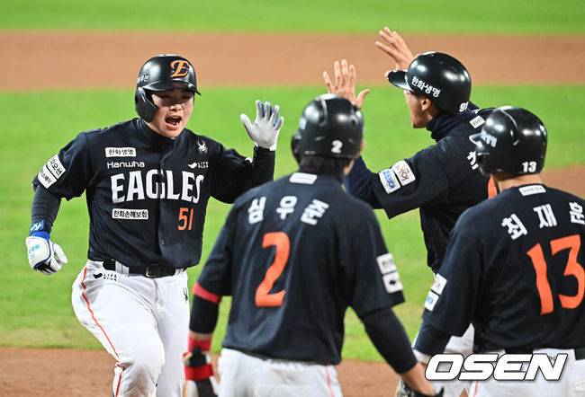 [OSEN=대구, 이석우 기자] 22일 대구 삼성라이온즈파크에서 2025 신한 SOL뱅크 KBO 플레이오프 삼성 라이온즈와 한화 이글스의 4차전 경기가 열렸다. 홈팀 삼성은 원태인이, 방문팀 한화는 정우주가 선발 투수로 출전했다.한화 이글스 문현빈이 5회초 2사 2,3루 우월 3점 홈런을 치고 환호하고 있다. 2025.10.22 / foto0307@osen.co.kr