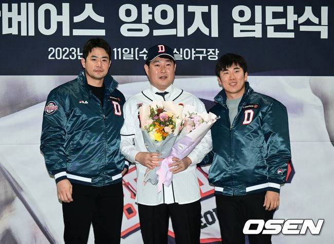[OSEN=잠실, 조은정 기자] 11일 오후 서울 송파구 잠실구장에서 두산베어스 양의지의 입단식이 진행됐다.양의지는 지난해 11월 두산과 4+2년 최대 152억원, KBO리그 역대 최고 대우에&nbsp;FA 계약을 했다.&nbsp;두산 김재환, 양의지, 허경민이 포즈를 취하고 있다. 2023.01.11 /cej@osen.co.kr