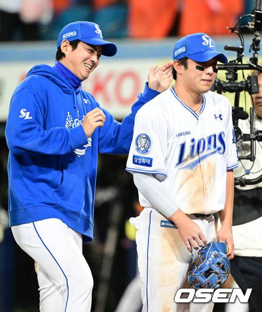 [OSEN=대구, 조은정 기자]프로야구 삼성 라이온즈가 아직 플레이오프는 끝나지 않았다고 외쳤다. 김영웅의 미친 대활약에 힘입어 시리즈를 5차전으로 끌고 간다.삼성은 22일 대구 삼성 라이온즈파크에서 열린 '2025 신한 SOL뱅크 KBO리그' 포스트스진 플레이오프 4차전 한화 이글스와의 경기에서 7-4로 역전승을 거뒀다. 이로써 삼성은 시리즈 전적 2승2패를 만들며 승부를 5차전까지 끌고 갔다. 5차전은 오는 24일 대전 한화생명볼파크에서 열린다. 이날 김영웅이 동점 스리런 홈런과 역전 스리런 홈런을 연달아 뽑아내며 승리를 이끌었다. 김영웅은 이날 6타점을 더하면서 2017년 두산 오재일과 함께 단일 플레이오프 최다 타점(12타점) 타이를 이뤘다.삼성 구자욱, 김영웅이 승리를 기뻐하고 있다. 2025.10.22 /cej@osen.co.kr