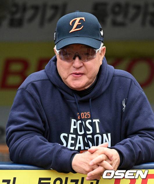 [OSEN=대구, 조은정 기자]21일 대구 삼성라이온즈파크에서 2025 신한 SOL Bank KBO리그 포스트시즌 플레이오프 3차전 삼성 라이온즈와 한화 이글스의 경기가 열린다. 한화 김경문 감독이 선수단 훈련을 지켜보고 있다. 2025.10.21 /cej@osen.co.kr