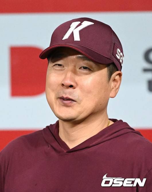 [OSEN=고척, 김성락 기자] 27일 오후 서울 고척스카이돔에서 2025 신한 SOL Bank KBO리그 키움 히어로즈와 삼성 라이온즈의 경기가 열렸다.키움은 정현우, 삼성은 최원태를 선발 투수로 내세웠다.경기 시작에 앞서 키움 홍원기 감독이 취재진과 인터뷰를 진행하고 있다.  2025.06.27 / ksl0919@osen.co.kr