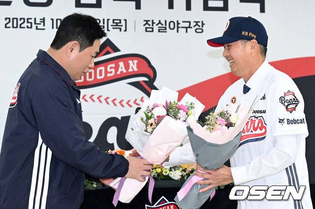 [OSEN=잠실, 이대선 기자] 23일 오후 서울 잠실야구장에서 두산 베어스 김원형 감독 취임식이 열렸다.계약 규모는 2+1년 최대 20억 원(계약금 5억, 연봉 각 5억 원)이다.김 감독은 23일&nbsp;취임식을 거쳐 29일부터 진행되는 일본 미야자키 마무리캠프로 향해 2025시즌을 복기하고 2026시즌 팀을 한 단계 업그레이드 시킬 수 있는 옥석가리기에 나설 예정이다.두산 양의지가 김원형 감독에게 꽃다발을 전달하고 있다. 2025.10.23 /sunday@osen.co.kr