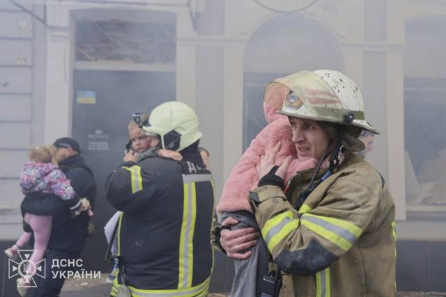 ▲22일(현지시간) 우크라이나 북동부 하르키우에서 러시아 무인기(드론)가 유치원을 공격한 뒤 구조대원들이 어린이들을 대피시키고 있다. ⓒAP=연합뉴스