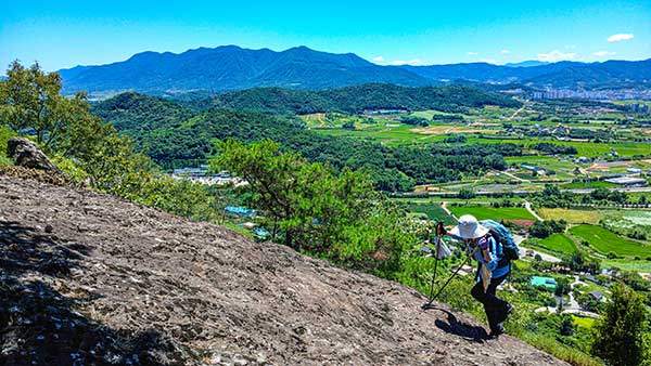 범바위 슬랩지대, 멀리 고창 방장산이 보인다.