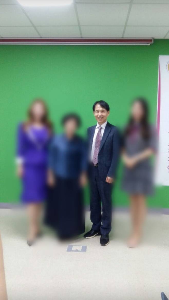 이광형 KAIST 총장이 부총장 시절 JMS 관련 모임에 참석해 강연한 뒤 참석자들과 포즈를 취하고 있다. (사진 제공 : 이해민의원실)