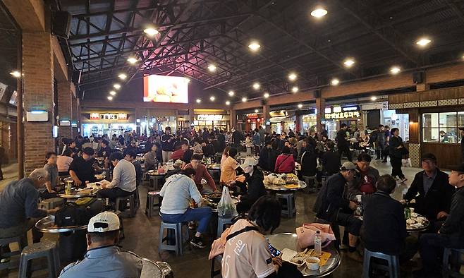 충남 예산장터 먹거리촌은 평일 퇴근한 직장인들과 주말 관광객들로 크게 북적인다. 예산군 제공