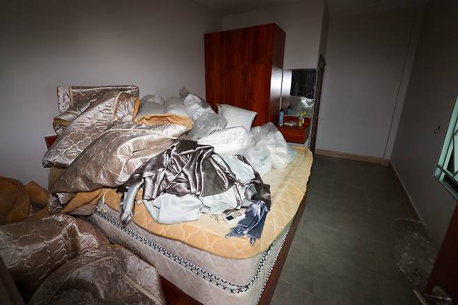 22일(현지시간) 캄보디아 프놈펜 외곽에 위치한 한 범죄단지 건물 내부에 생활흔적이 남아있다.연합뉴스