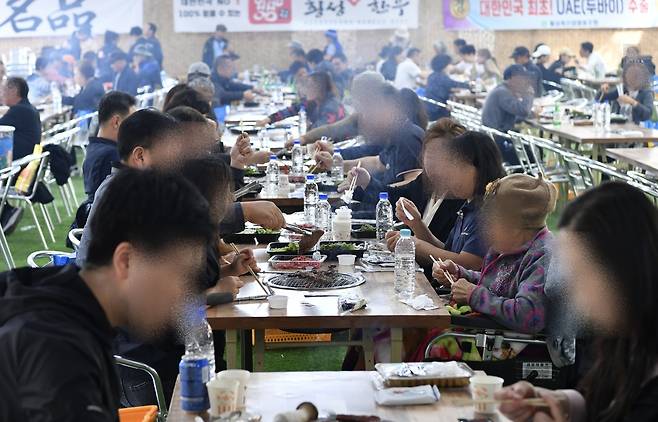횡성한우축제장을 찾은 방문객들이 구이터에서 횡성한우를 구워먹고 있다. 횡성군 제공