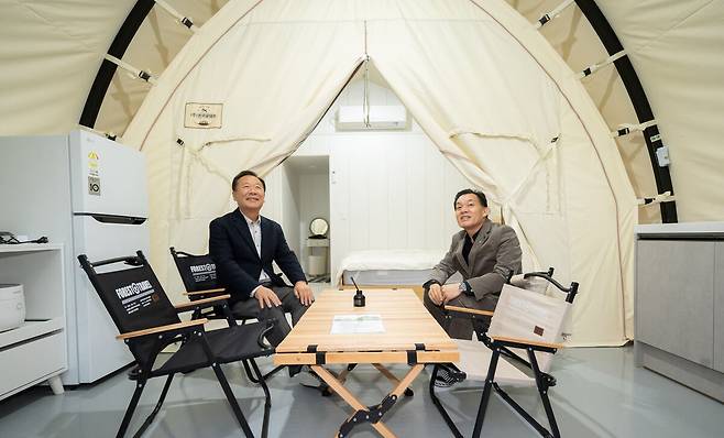 22일 경북 봉화군 명호면의 ‘청량산 수원캠핑장’ 개장식에서 이재준 수원시장(오른쪽)과 박현국 봉화군수가 텐트 안에서 담소하고 있다. 수원시 제공