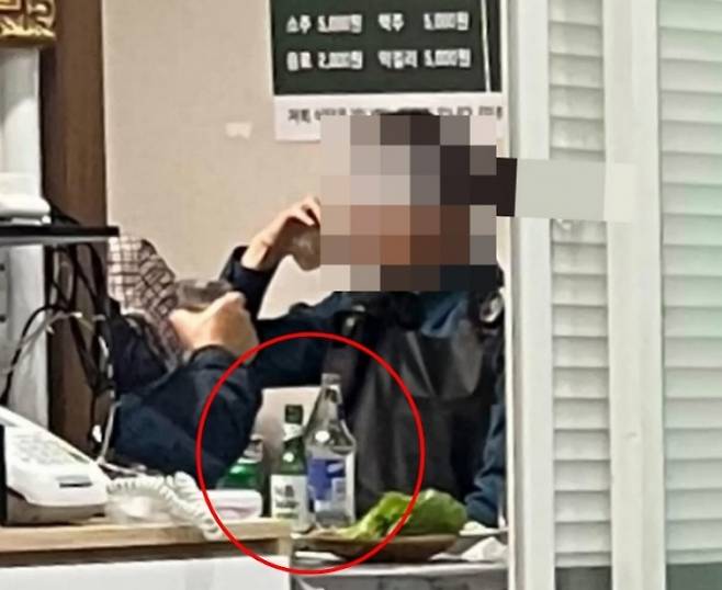 양양서 제복을 입은 경찰관이 음주하는 모습이 포착돼 논란이 일고 있다. 쓰레드 캡처