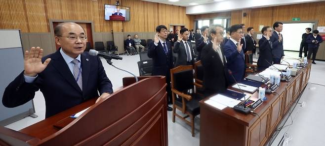 부산대학교 최재원 총장이 23일 경남 창원시 경남도교육청 2층 강당에서 열린 국회 교육위원회의 부산대·부산대병원·부산대치과병원·경상국립대·경상국립대병원 국정감사에서 피감 기관장들과 함께 선서하고 있다. 2025.10.23. 연합뉴스