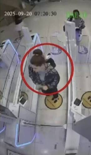 베라 크라브초바가 지난 20일 태국 방콕 수완나폼 국제공항에서 미얀마 양곤으로 향하는 타이항공 여객기를 탑승하기 위해 자동 출입국 심사(ABC) 데스크를 통과하는 모습. 자료 : PBS TV