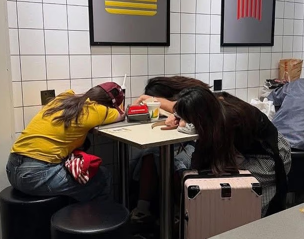 중국 젊은 세대 사이에서 새로운 여행법이 떠오르고 있다. 이들은 호텔 숙박비를 아끼기 위해 24시간 운영되는 패스트푸드점에서 잠을 청하는 등 극도의 효율성과 저비용을 추구하고 있다. 인스타그램 캡처