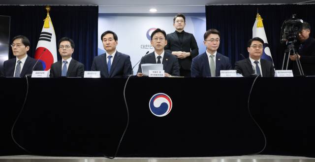 배경훈 부총리 겸 과학기술정보통신부 장관이 22일 서울 종로구 정부서울청사에서 열린 합동브리핑에서 범부처 정보보호 종합대책을 발표하고 있다. 왼쪽부터 이용석 행정안전부 디지털정부혁신실장, 신진창 금융위원회 사무처장, 김창섭 국가정보원 3차장, 배 부총리, 류제명 과학기술정보통신부 2차관, 이정렬 개인정보보호위원회 부위원장 직무대리. 연합뉴스