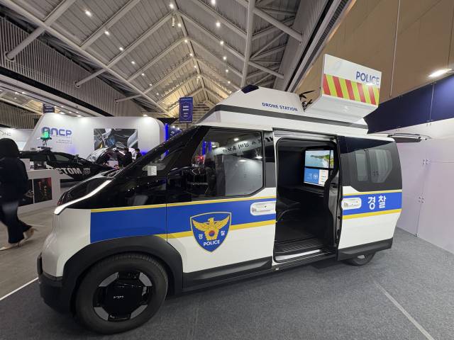 22일 인천 송도컨벤시아에서 열린 제7회 국제치안산업대전에서 인공지능(AI) 드론 스테이션을 탑재한 ‘미래형 순찰차’의 실물이 공개됐다. 송도=이유진 기자