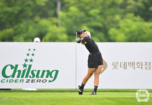 드라이버 샷하는 언니 고지우.