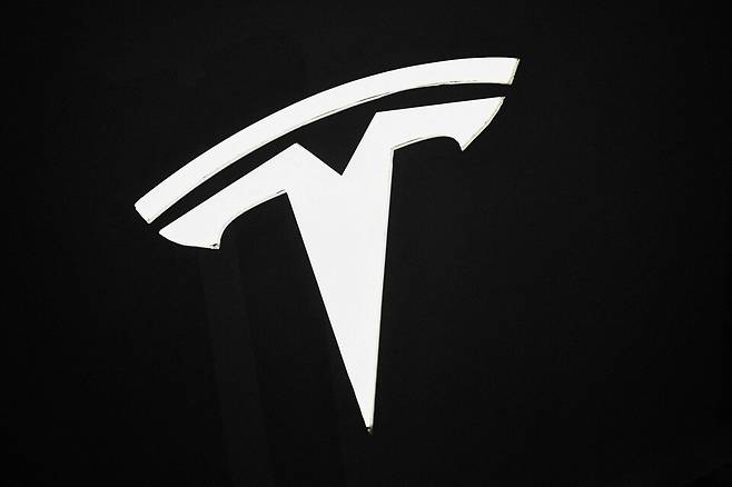 지난 7월 상하이 월드 엑스포 및 컨벤션 센터에서 열린 세계 인공지능 컨퍼런스(WAIC)에서 촬영된 테슬라 로고 ⓒAFP=연합뉴스