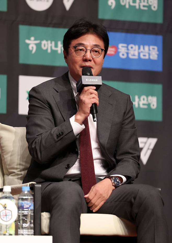 황선홍 대전하나 감독이 22일 서울 마포구 누리꿈스퀘어에서 열린 ‘하나은행&nbsp;K리그1 2025 파이널라운드 미디어데이’에서 취재진과 팬들의 질의에 응답하고 있다. 황 감독은 파이널A에서 최소 3승을 수확해 2위로 시즌을 마쳐 구단 역대 최고 성적 달성과 ACL 진출권 획득을 모두 잡겠다는 의지다. 뉴시스