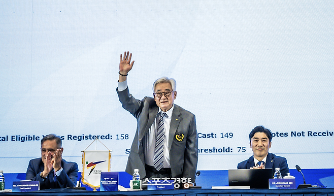 조정원 세계태권도연맹 총재(가운데)가 23일 중국 우시에서 열린 WT 총회에서 6번째 연임에 성공한 뒤 자신을 지지한 회원국들에 인사하고 있다. 세계태권도연맹 제공