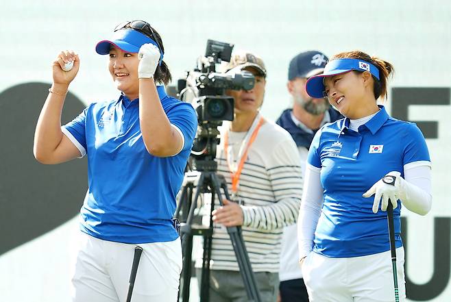 유해란(왼쪽)이 23일 경기도 고양시 뉴코리아CC에서 열린 미국여자프로골프(LPGA) 투어 국가대항전 한화 라이프플러스 인터내셔널 크라운 첫날 스웨덴과의 포볼매치에서 고진영과 짝을 이뤄 출발하기 전 파이팅을 외치고 있다.  ｜LPGA 제공